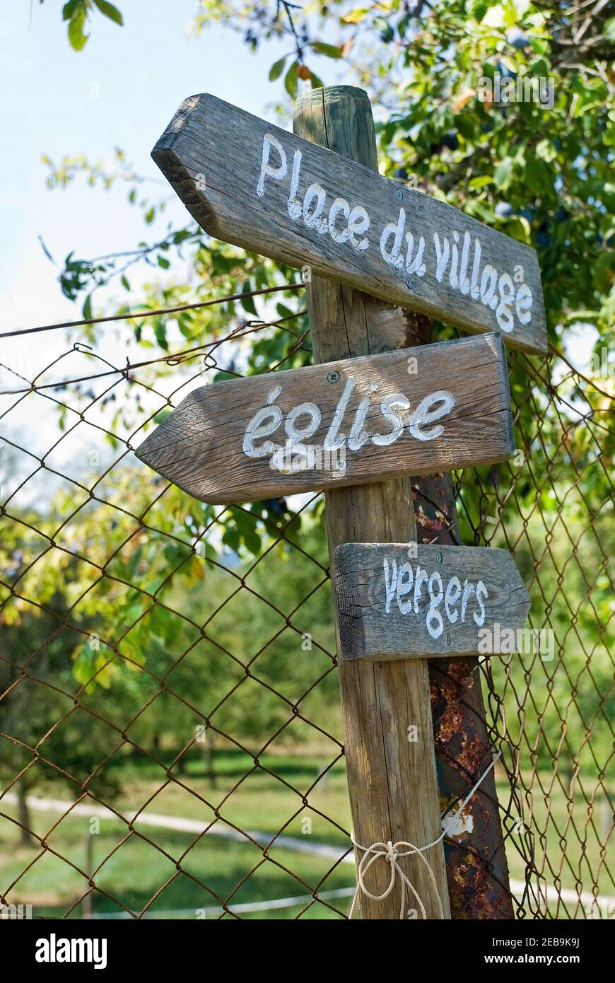 Panneau en bois à Hunspach entre l'église, les vergers et le cimetière, la place du village, l'église, le verger Banque D'Images