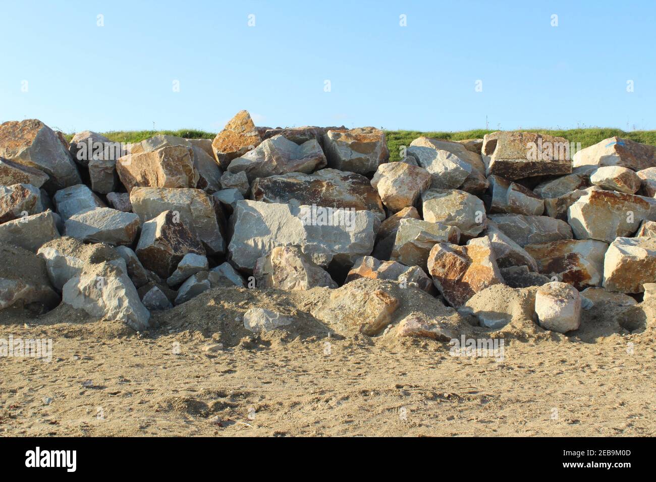 RIP rap aka rock armor aka shot rock sur la plage de Marazion. Les défenses marines protègent la plage de l'érosion côtière Banque D'Images