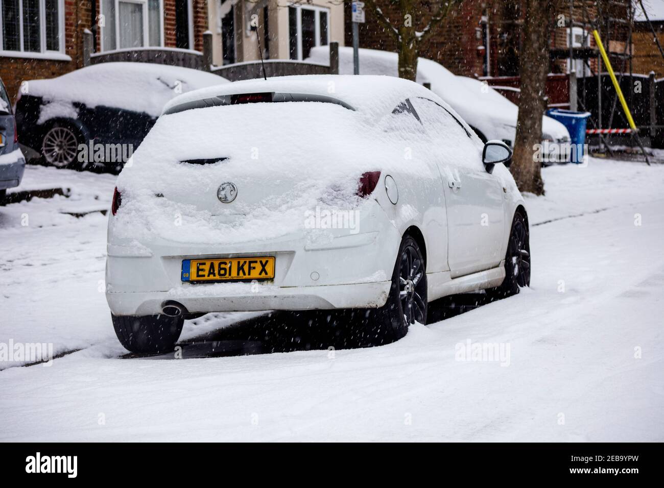 Neige sur une voiture dans une rue à Brentwood, Essex. Royaume-Uni Banque D'Images