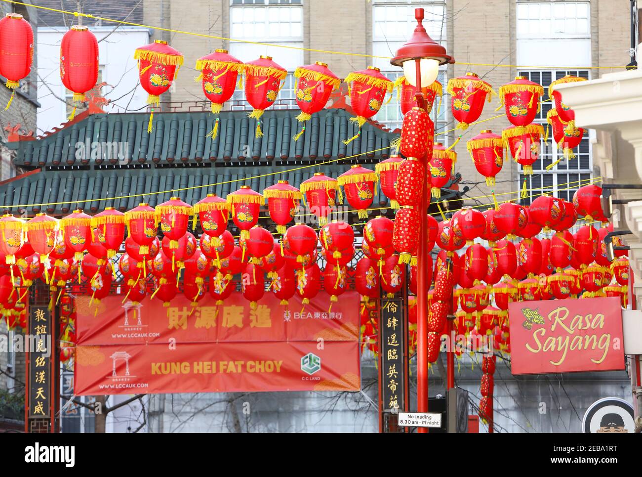 Londres, Royaume-Uni, 12 février 2021. Des lanternes traditionnelles pour les célébrations du nouvel an chinois à China Town, Soho, Londres, Royaume-Uni. Les restrictions Covid et les températures glaciales ont fait que les gens ont dû célébrer à la maison pour le début de l'année de l'Ox. Monica Wells/Alay Live News Banque D'Images