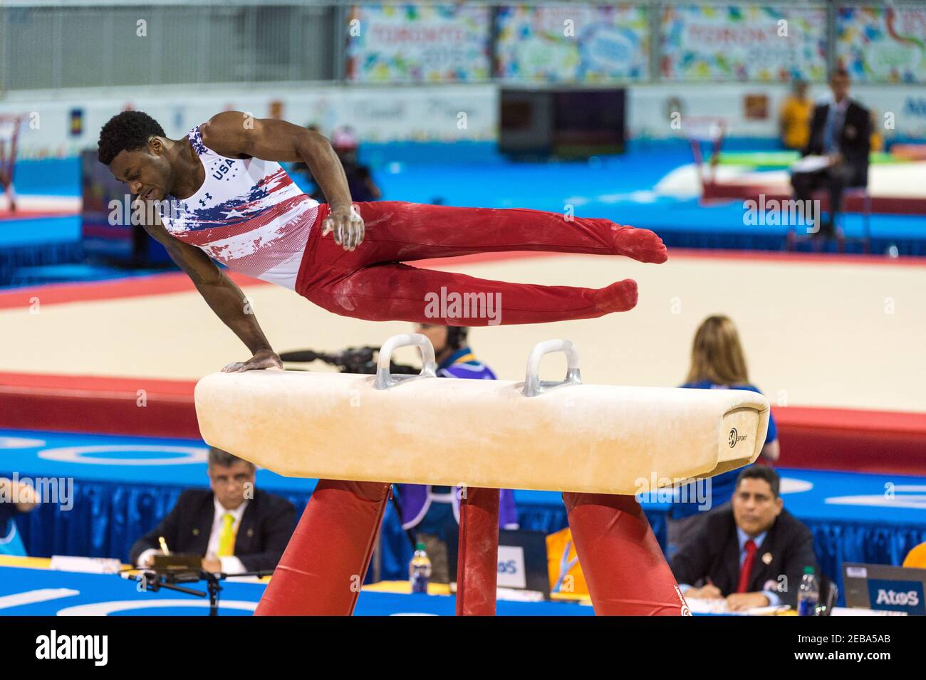 Marvin Kimble dans le cheval de pommel pendant la compétition de gymnastique par équipe masculine. Les États-Unis ont gagné la médaille d'or, et Kimble a donné 57,05 Banque D'Images