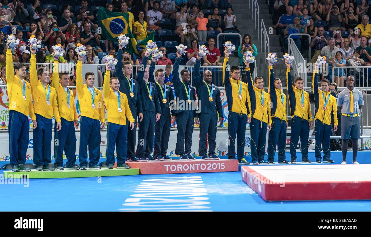Cérémonie de remise des médailles pour la compétition artistique de gymnastique, les équipes tenant des Pachi et avec des médailles sur leurs coffres. Première place des États-Unis, Brésil se Banque D'Images