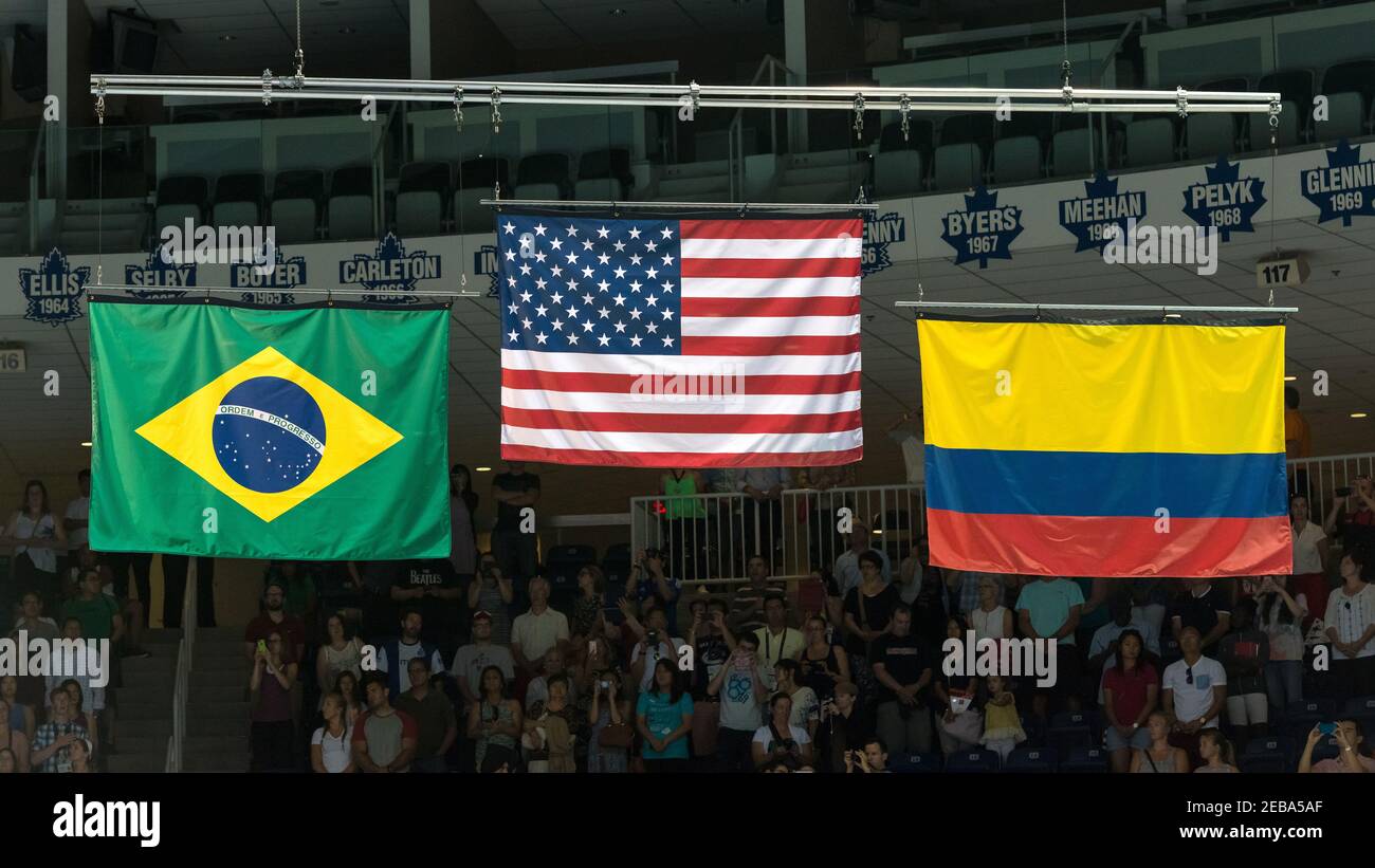 Élever le drapeau des pays gagnants en hommes équipe gymnastique artistique pendant les Jeux PanAm à Toronto 2015: États-Unis première place, Brésil Secon Banque D'Images