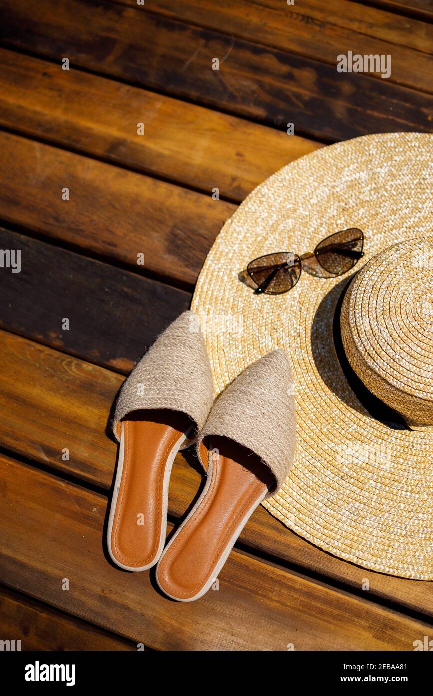 Chapeau d'été pour femmes, lunettes de soleil et mules chaussures reposent  sur un fond en bois. Place pour une inscription ou une publicité Photo  Stock - Alamy