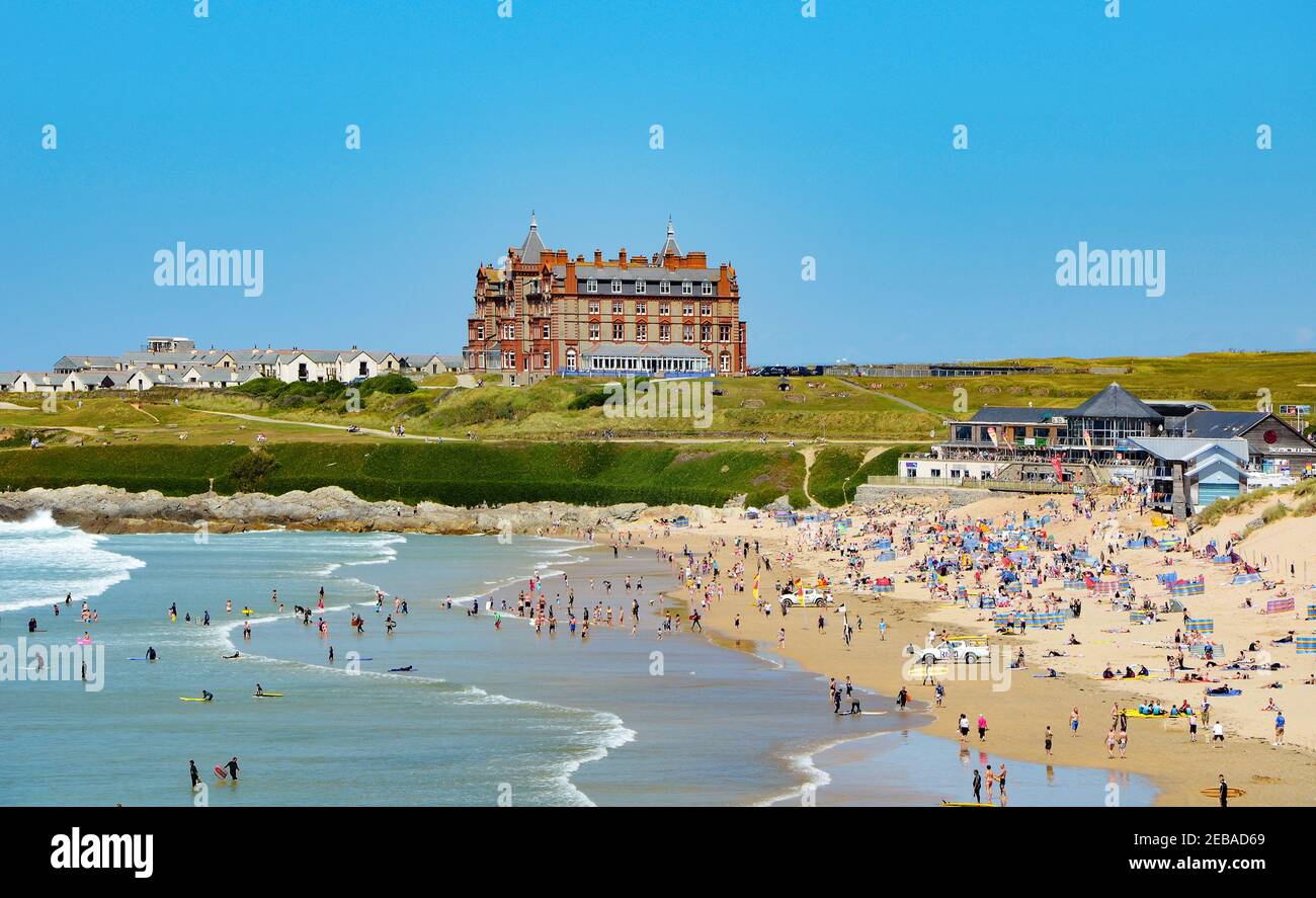 Le promontoire de l'hôtel donne sur la célèbre plage de fistral à newquay en cornouailles angleterre Banque D'Images