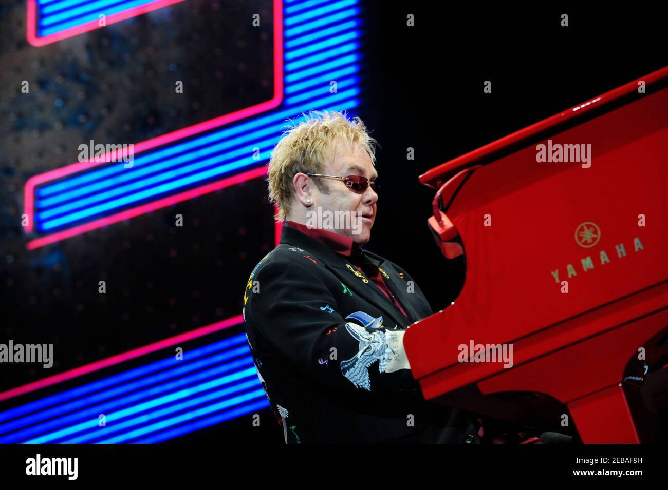 Piano rouge elton john Banque de photographies et d’images à haute résolution Alamy