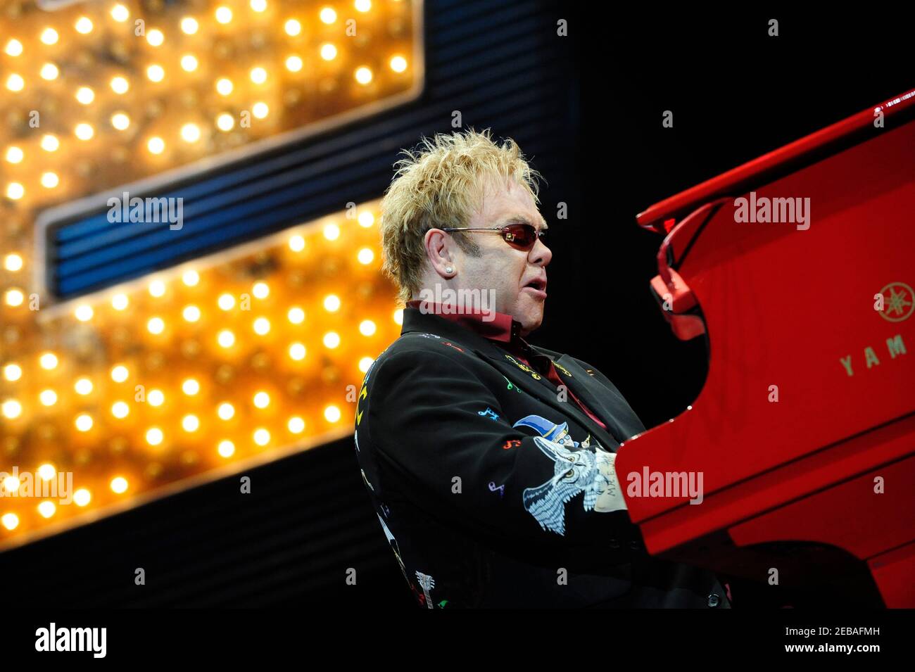 Le Piano rouge était une tournée de concert de l'auteur-compositeur-interprète anglais Sir Elton John. L'idée du spectacle est née en 2004 par Elton John et David LaChapelle Banque D'Images
