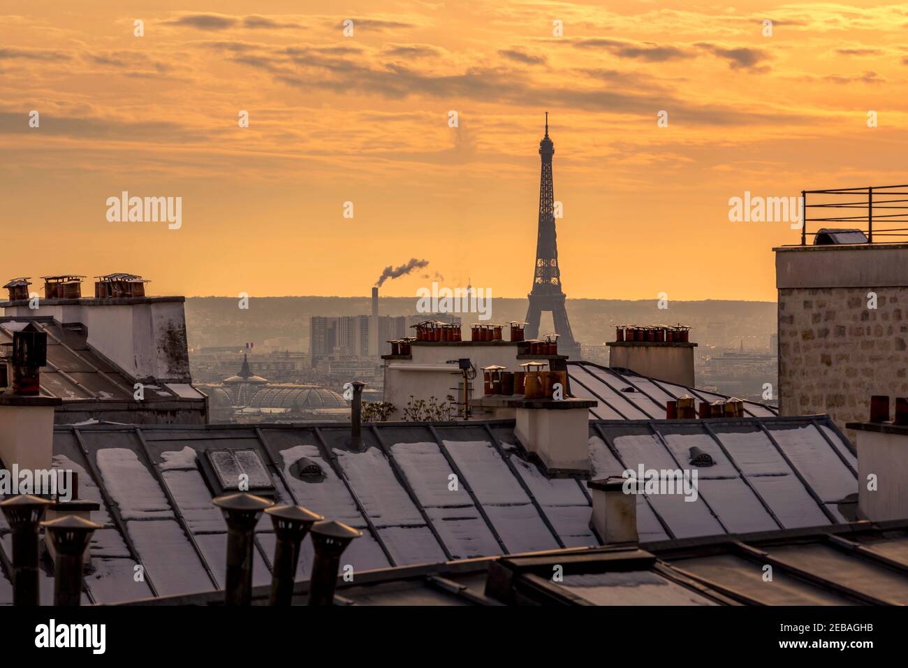 Paris, France - 11 février 2021 : rare journée enneigée à Paris. Les toits parisiens couverts de neige et la Tour Eiffel en arrière-plan, vue depuis le mon Banque D'Images