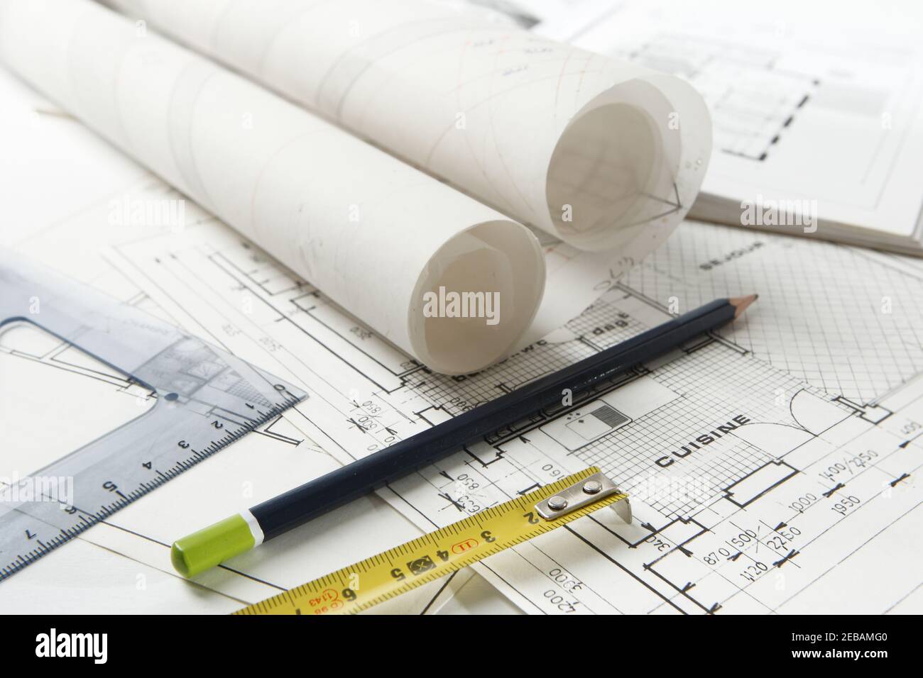 Ensemble d'équipement de dessin posé sur la maison et la cuisine plans de mise en page avec rouleaux de dessins d'architecte Banque D'Images