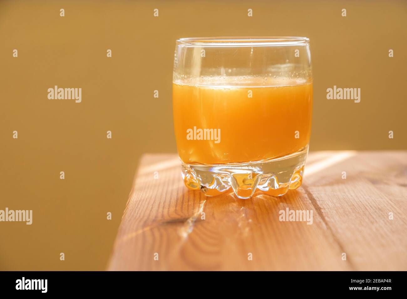 Un délicieux jus d'orange maison, fraîchement pressé le matin, sain et  plein de vitamines, repose dans le verre près de la fenêtre avant le petit  déjeuner. V Photo Stock - Alamy