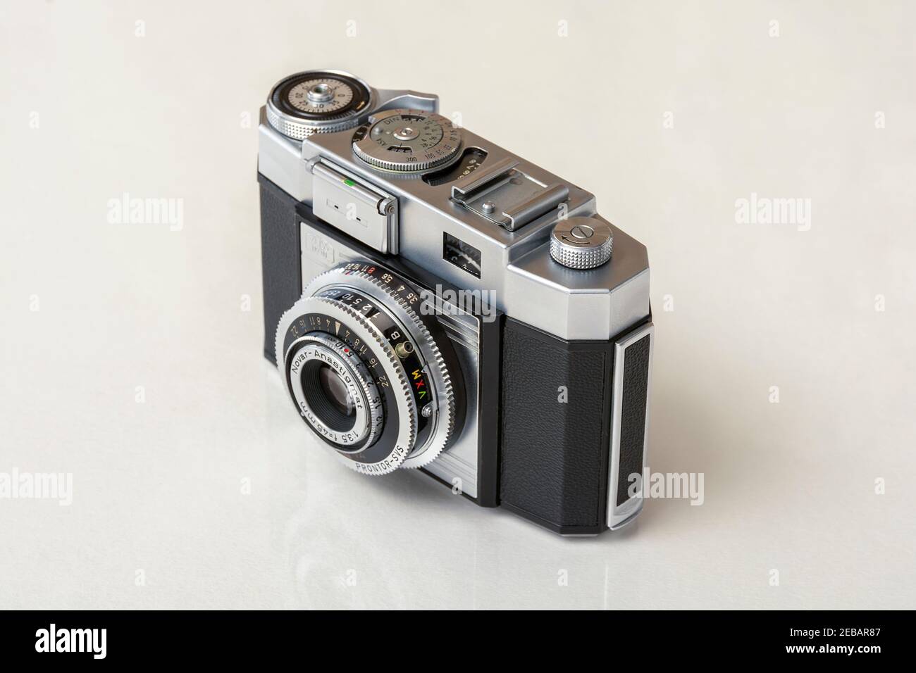 Contina IIa - ancien appareil photo de film analogique vintage, années 1970, photographie traditionnelle, design d'appareil photo classique, boîtier en métal aluminium Banque D'Images