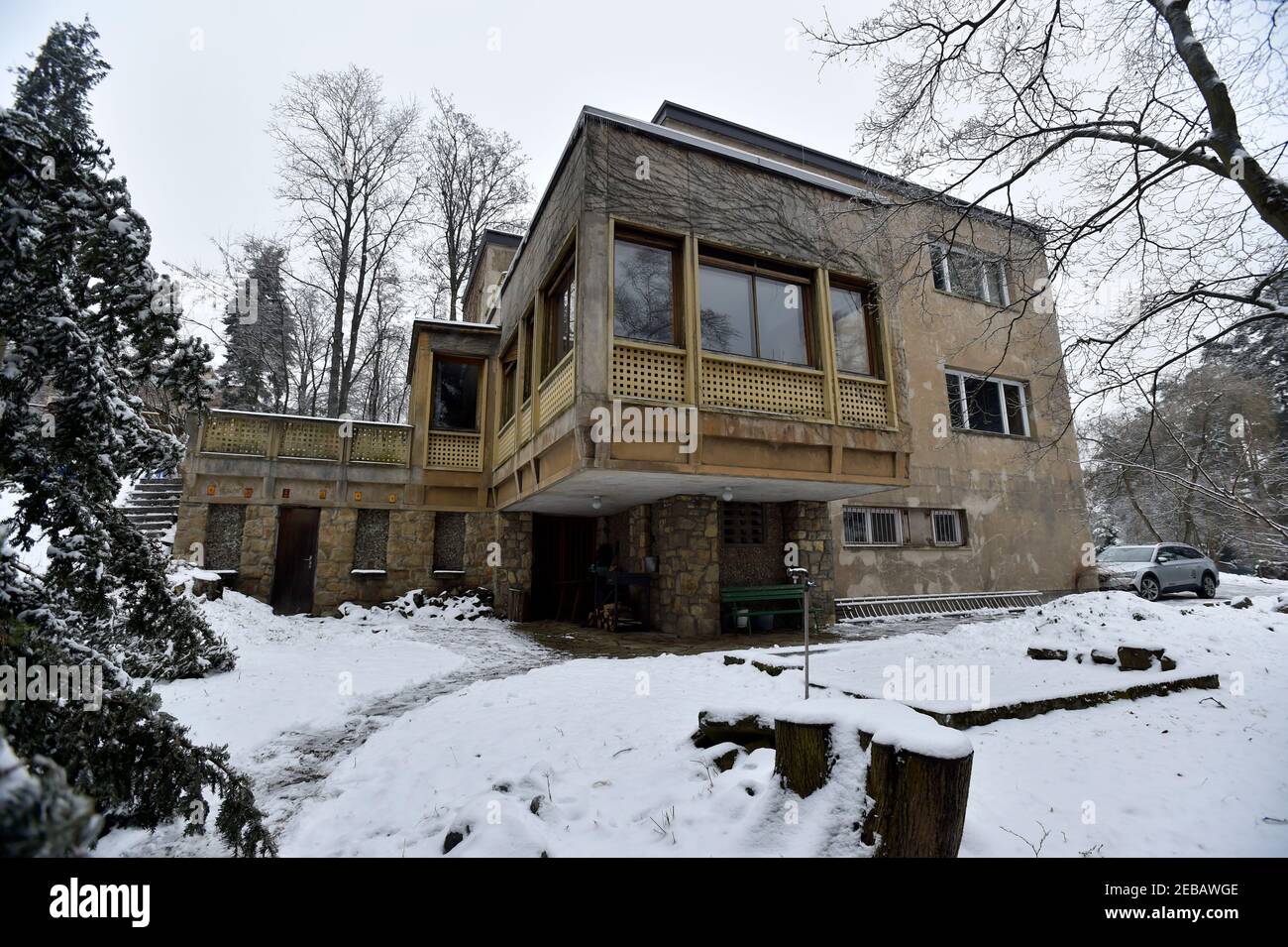 La villa Zlin de Miroslav Zikmund, le populaire globe-trotter tchèque, Zlin, République tchèque, 10 février 2021. Miroslav Zikmund aura 102 ans le dimanche 14 février 2021. La villa sera ouverte au public, géré par la Fondation Zikmund Villa, dont le chef et le nouveau propriétaire de la villa est Cestmir Vancura, le président du Festival du film de Zlin. La Fondation prévoit une reconstruction sensible de la villa fonctionnaliste à partir du milieu des années 1930, que Zikmund a acheté en 1953 et qui est un élément du patrimoine culturel. (Photo CTK/Dalibor Gluck) Banque D'Images