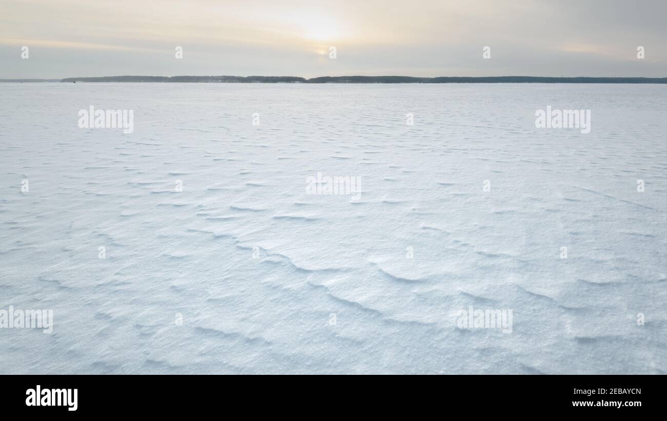 Une merveilleuse formation de froid sur la glace. Flocons de neige, la beauté unique de l'hiver. Banque D'Images