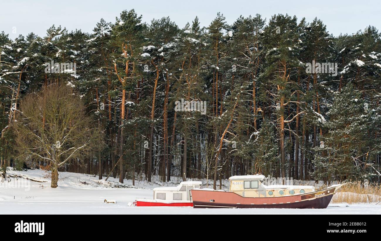 Kaunas, Lituanie 2021-02-12 le lagon de Kaunas est gelé, le petit est coincé dans la glace. Banque D'Images