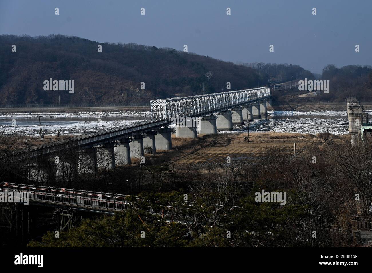 PAJU, Corée du Sud. 12 février 2021. Le pont Freedom traverse la rivière Imjin entre la Corée du Nord et la Corée du Sud près de la zone démilitarisée du parc Imjingak à Paju, en Corée du Sud, le 12 février 2021. Photo de Thomas Maresca/UPI crédit: UPI/Alay Live News Banque D'Images