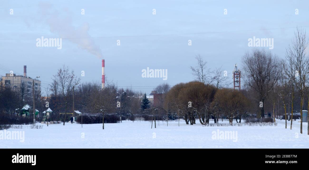 Vue panoramique sur la ville industrielle en hiver. Banque D'Images