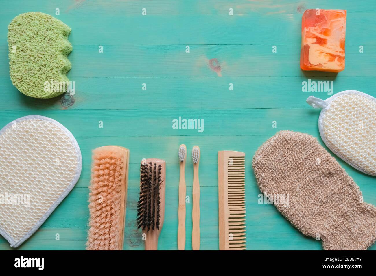 Brosses à dents en bambou, éponges naturelles, peigne en bois, savon solide fait maison, brosses en soie naturelle. Concept écologique et de réutilisation. Des vies sans gaspillage Banque D'Images