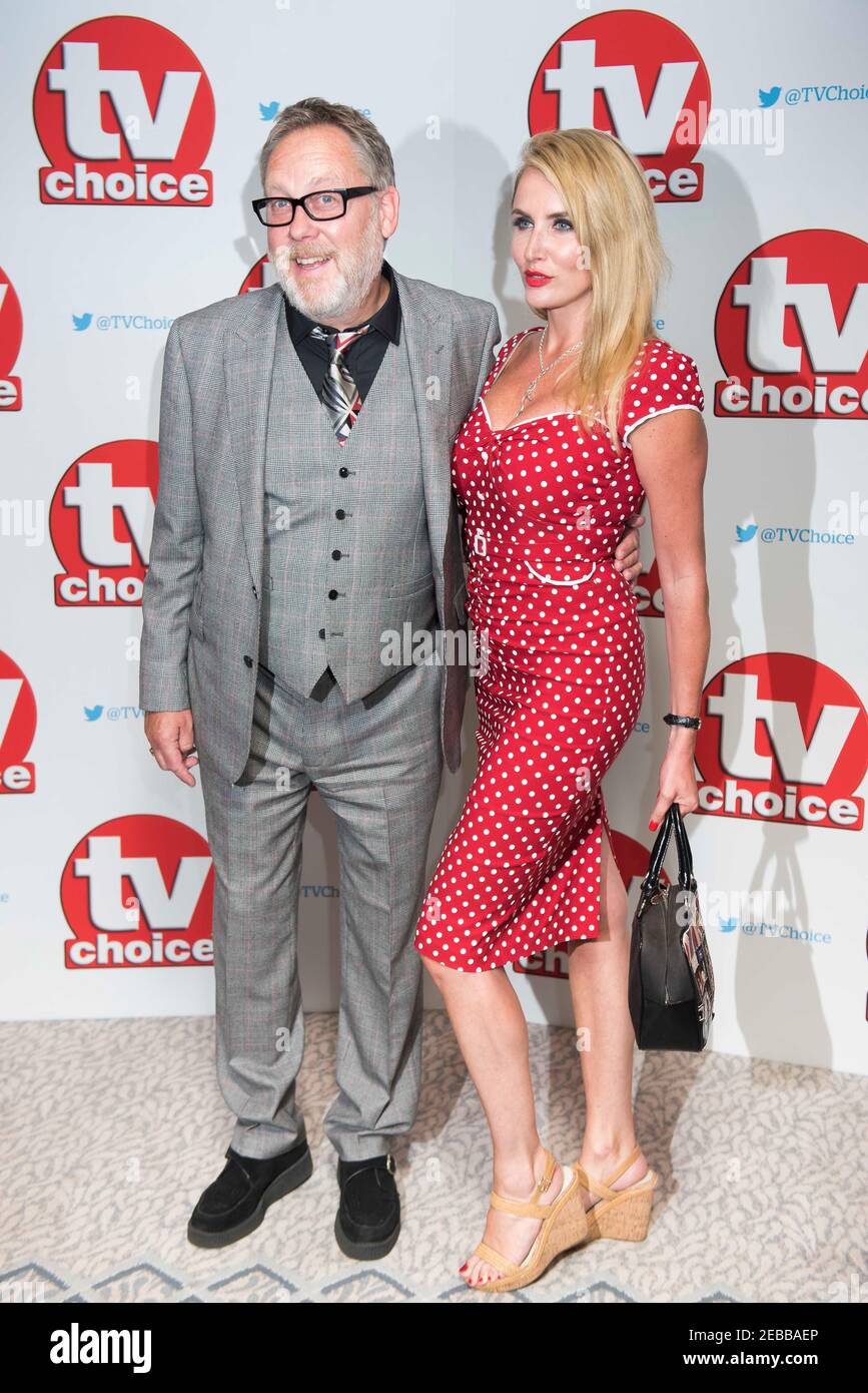 Vic Reeves et sa femme Nancy Sorrell arrivent au prix du choix de la télévision 2016 à l'hôtel Dorchester, à Londres. Photo Date: Lundi 5 septembre 2016. Le crédit photo doit être lu : David Jensen/EMPICS Entertainment Banque D'Images
