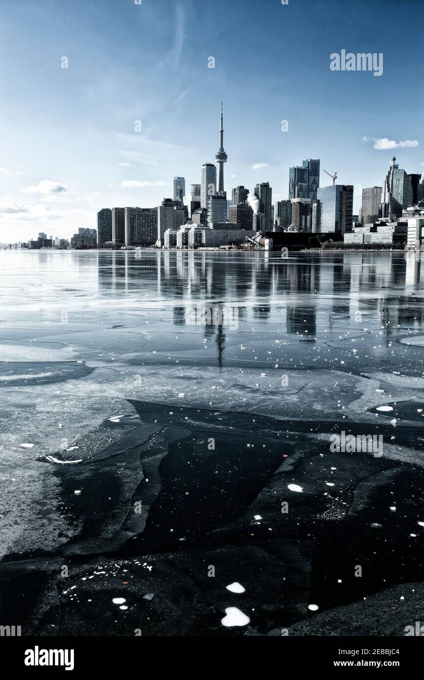 Toronto Skyline avec Frozen Inner Toronto Harbour. Toronto Ontario Canada. Banque D'Images