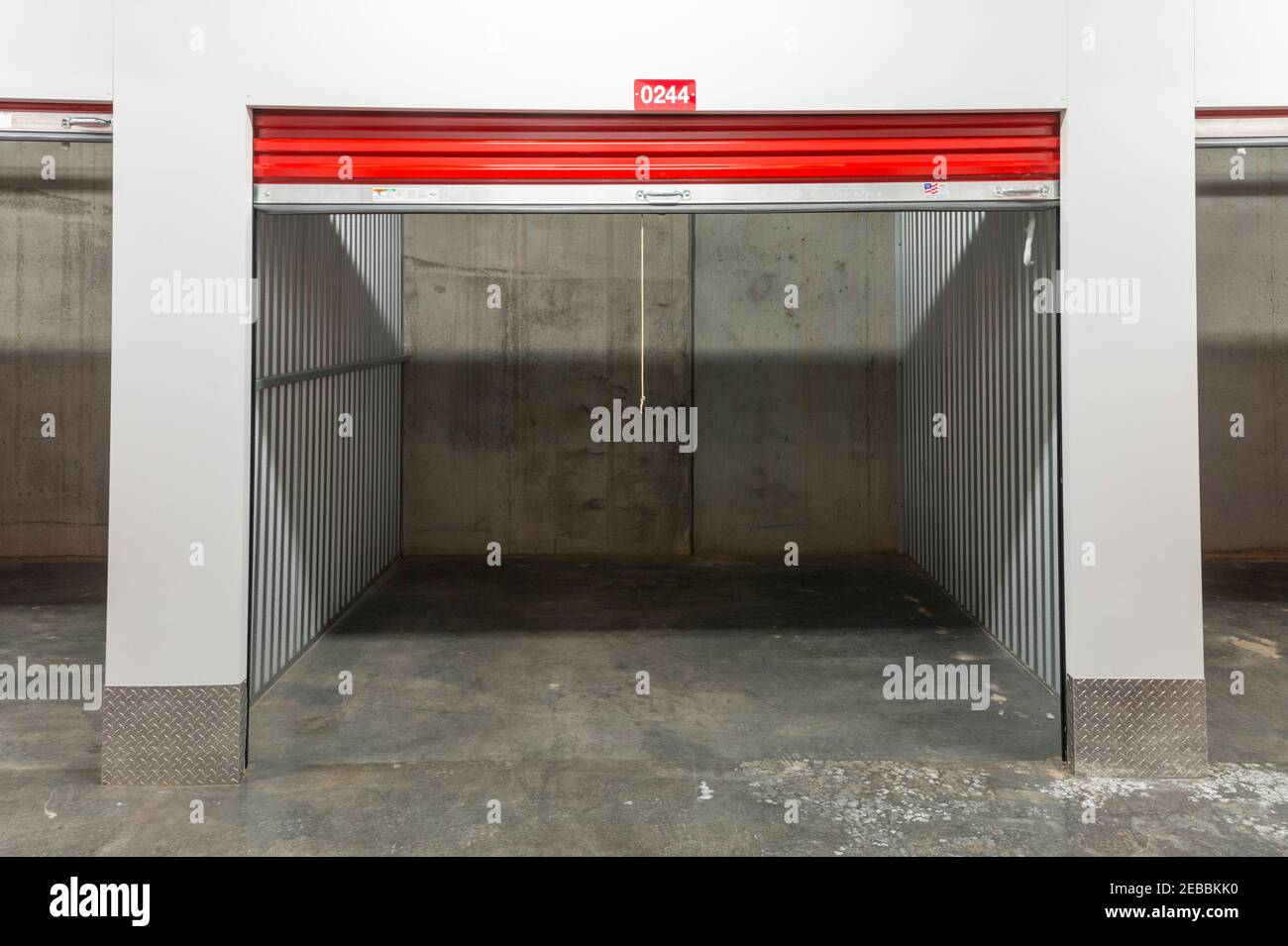 Vider l'intérieur de l'espace de rangement libre-service avec les portes rouges Banque D'Images