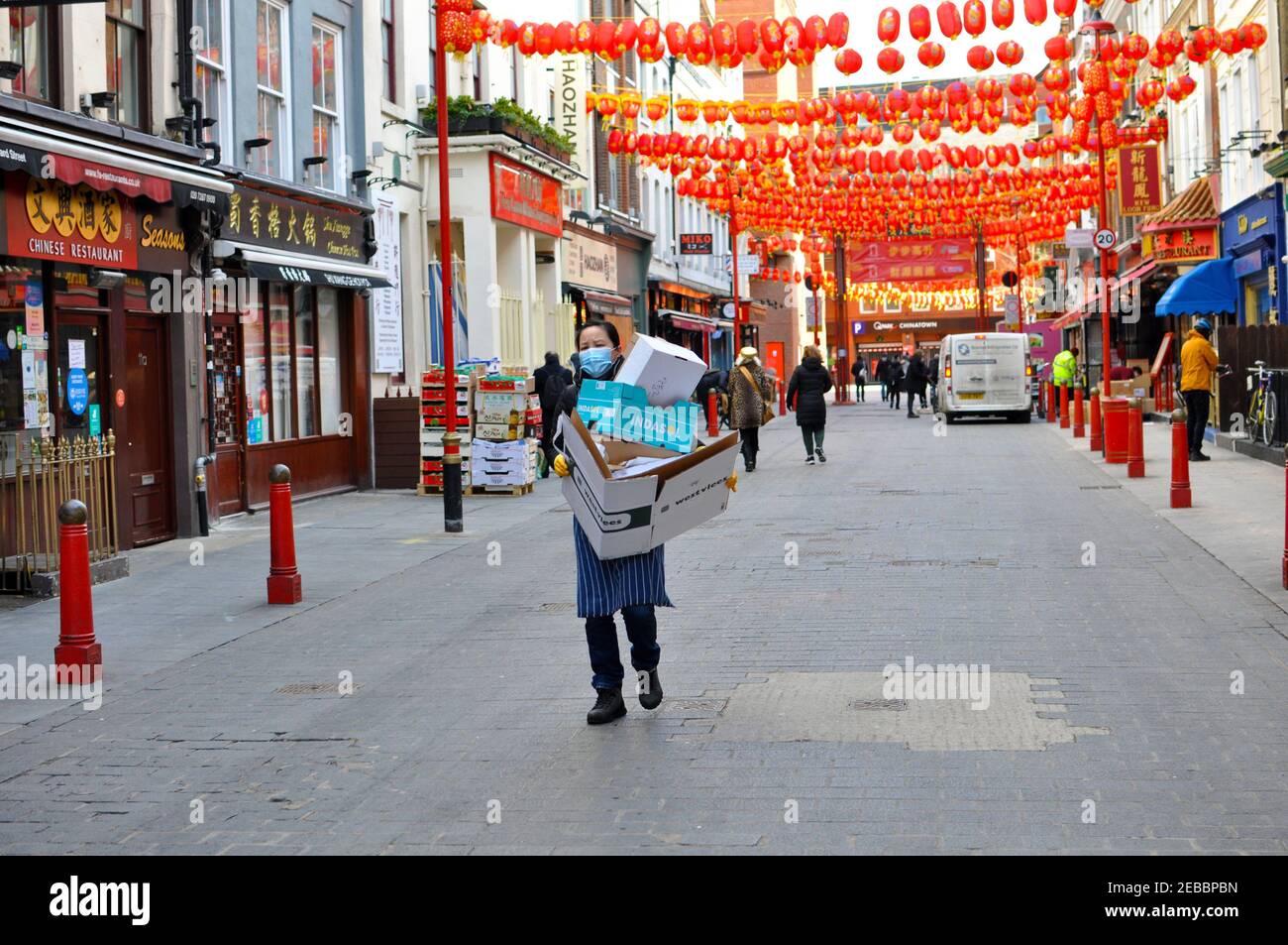 Londres, Royaume-Uni. 12 février 2021. China Town à Soho, West End de Londres se prépare pour le nouvel an des célébrations de l'Ox. Seules les ventes de produits alimentaires sont autorisées en vertu de restrictions de confinement du coronavirus. Credit: JOHNNY ARMSTEAD/Alamy Live News Banque D'Images