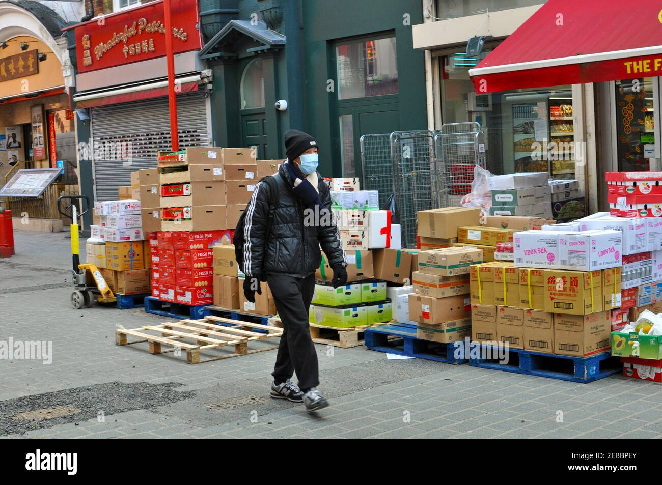 Londres, Royaume-Uni. 12 février 2021. China Town à Soho, West End de Londres se prépare pour le nouvel an des célébrations de l'Ox. Seules les ventes de produits alimentaires sont autorisées en vertu de restrictions de confinement du coronavirus. Credit: JOHNNY ARMSTEAD/Alamy Live News Banque D'Images