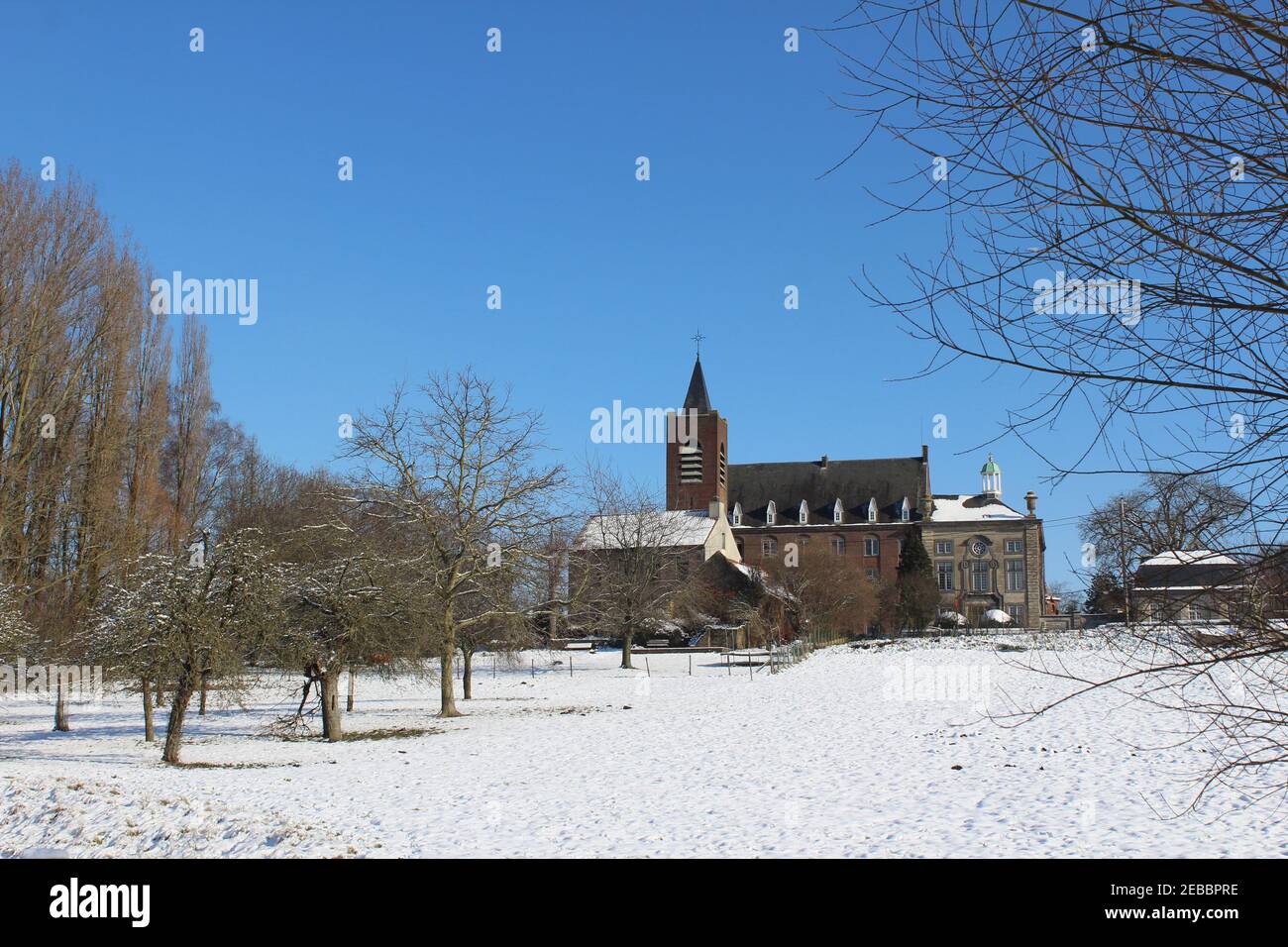 Paysage flamand recouvert de neige, face à l'abbaye d'Affligem, dans le Brabant flamand, Belgique. Avec espace de copie en haut à gauche Banque D'Images