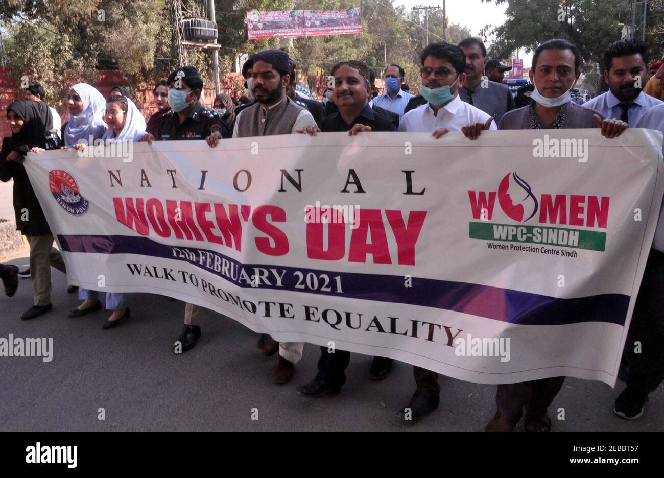 Les membres du Centre de protection des femmes Sindh tiennent une marche pour promouvoir l'égalité à l'occasion de la Journée nationale des femmes, à Hyderabad, le vendredi 12 février 2021. Banque D'Images