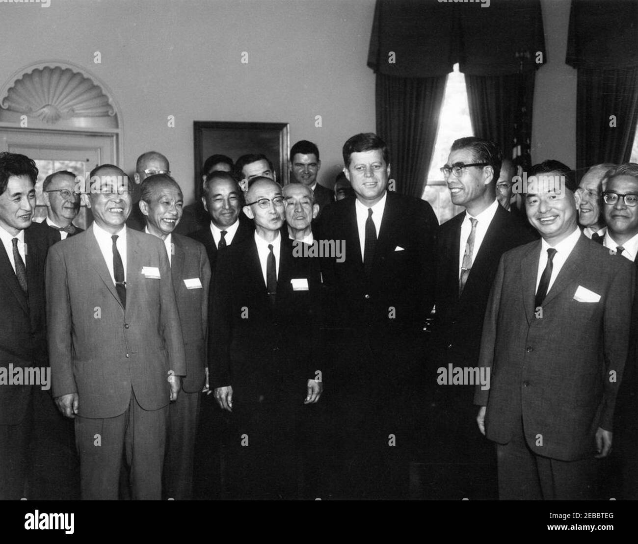 Visite des membres du Comité scientifique américano-japonais, 12:12. Le président John F. Kennedy visite des membres du Comité de coopération scientifique entre les États-Unis et le Japon. De gauche à droite : le président du Conseil des sciences du Japon, M. Kiyoo Wadachi; le conseiller scientifique du Département d'État des États-Unis, M. Walter G. Whitman (à l'arrière); le professeur à l'Université de Tokyo, M. Chu016bji Tsubi; non identifié; Président de l'institution Carnegie de Washington, M. Caryl P. Haskins (à l'arrière, pour la plupart caché); ambassadeur du Japon, Koichiro Asakai; président de la délégation japonaise du Comité eu2019s et Hono Banque D'Images