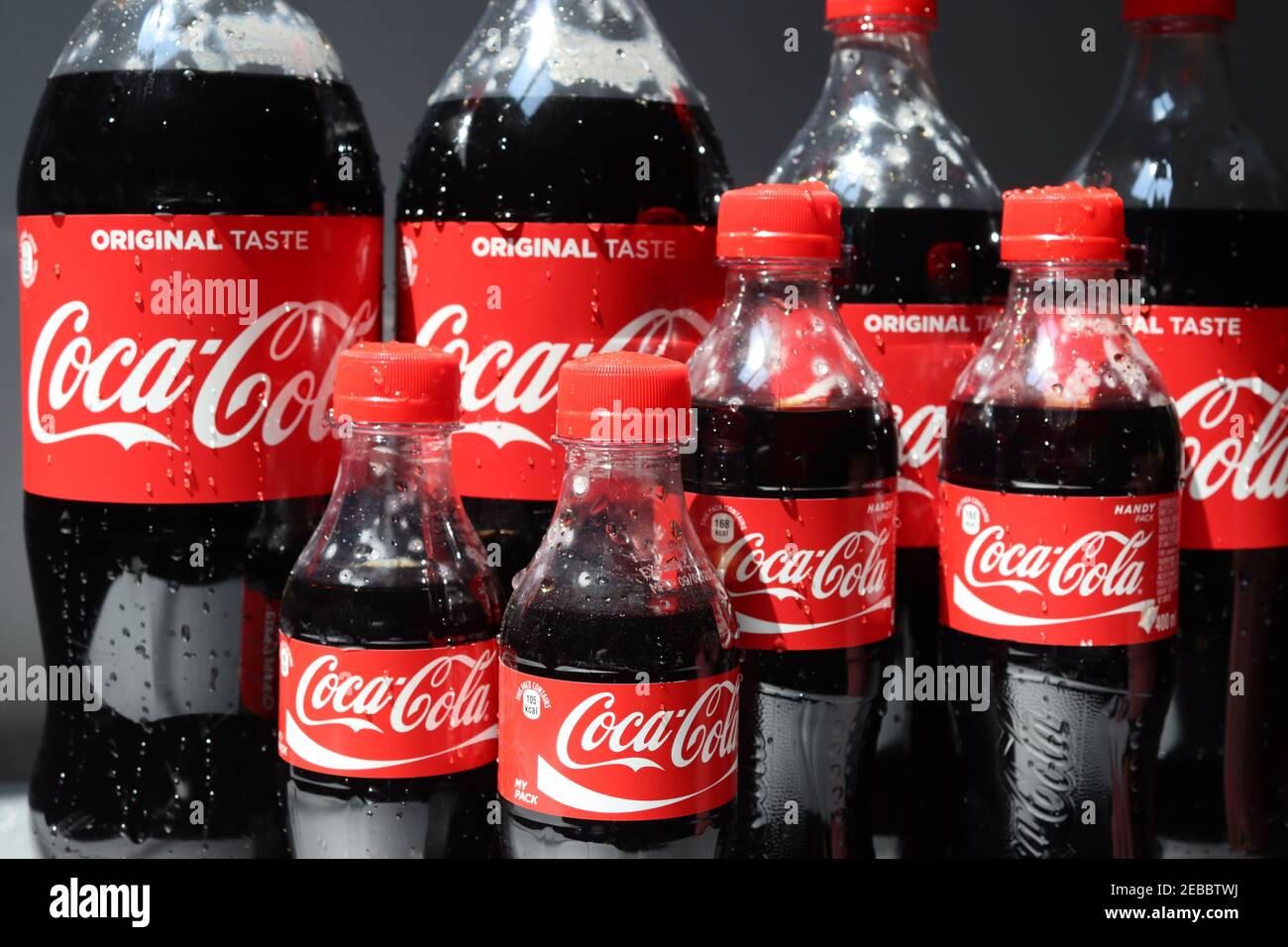Coca-Cola, la boisson de renommée mondiale se tenant en famille. Banque D'Images