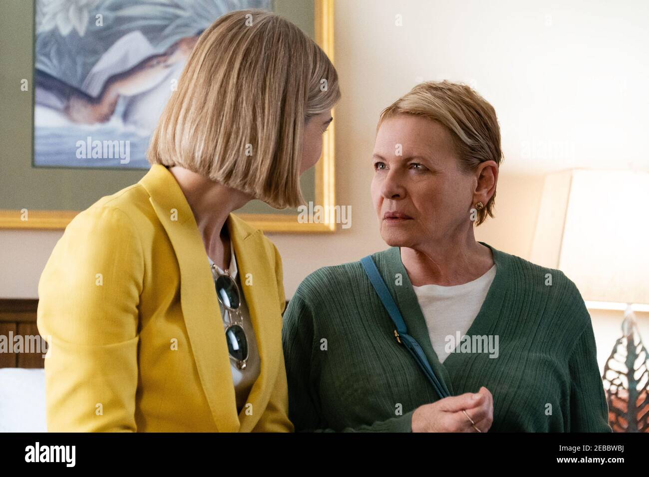 DIANNE WIEST et ROSAMUND PIKE in I CARE A LOT (2020), réalisé par J BLAKESON. Crédit: PHOTOS d'OURS NOIR / Album Banque D'Images