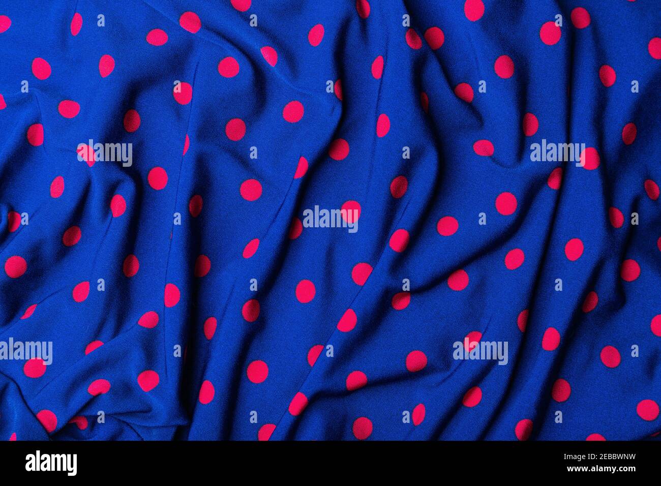 Toile de fond bleu et rouge à pois Banque D'Images