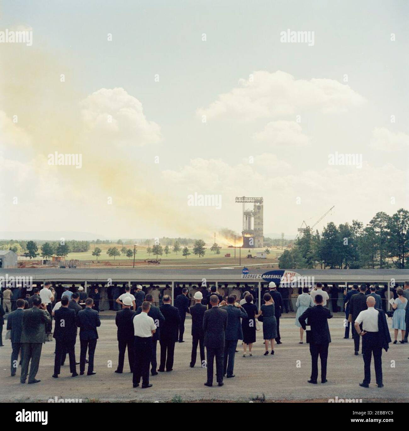 Visite d'inspection des installations de la NASA : Huntsville Alabama, Redstone Army Airfield et George C. Marshall Space Flight Centre, 9:35. Vue d'un tir d'essai statique d'un lanceur de roquettes Saturn au George C. Marshall Space Flight Centre (MSFC) à Redstone Arsenal, Huntsville, Alabama; le président John F. Kennedy et d'autres regardent depuis le bunker en premier plan. Le président Kennedy a visité la MSFC dans le cadre d'une visite d'inspection de deux jours des installations de l'Administration nationale de l'aéronautique et de l'espace (NASA). Banque D'Images