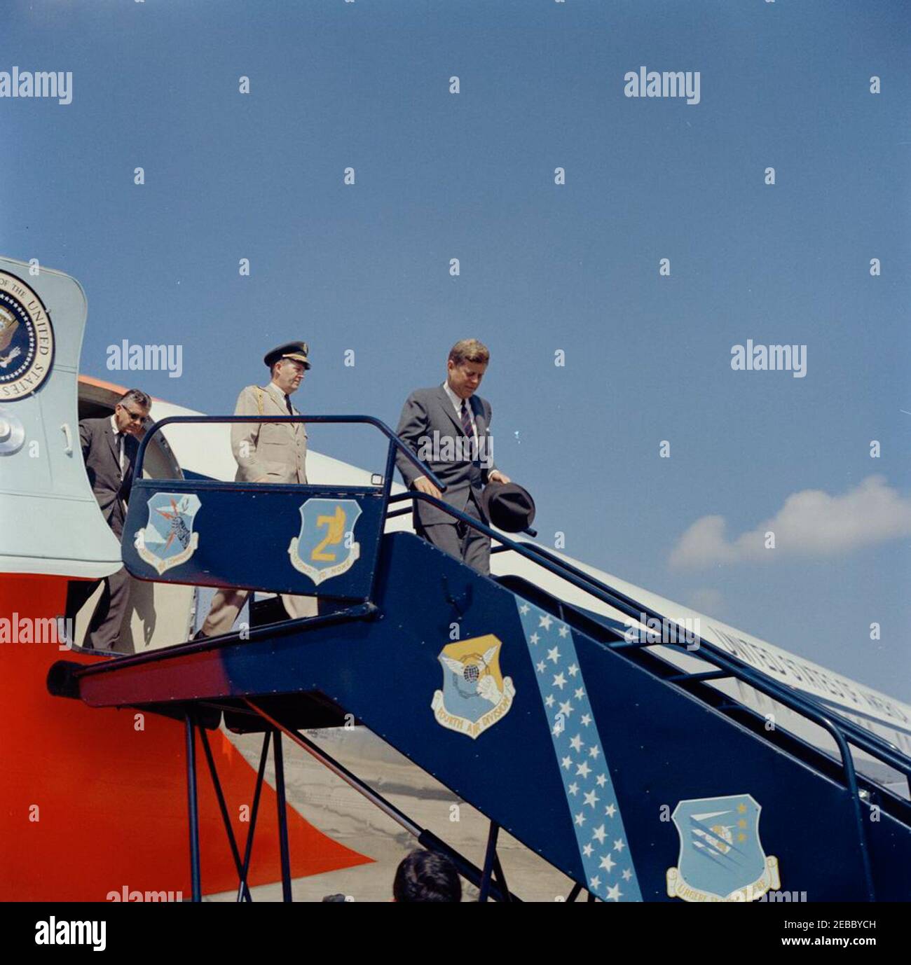 Visite d'inspection des installations de la NASA : Huntsville Alabama, Redstone Army Airfield et George C. Marshall Space Flight Centre, 9:35. Le président John F. Kennedy (titulaire du chapeau) quitte la Force aérienne une à son arrivée à l'aérodrome de l'Armée de Redstone, Redstone Arsenal, Huntsville, Alabama. Derrière le Président Kennedy: L'aide militaire au Président, le général Chester V. Clifton; agent du Service secret de la Maison Blanche, Gerald A. u201cJerryu201d Behn. Le président s'est rendu à Huntsville dans le cadre d'une visite d'inspection de deux jours des installations de terrain de la National Aeronautics and Space Administration (NASA). Banque D'Images