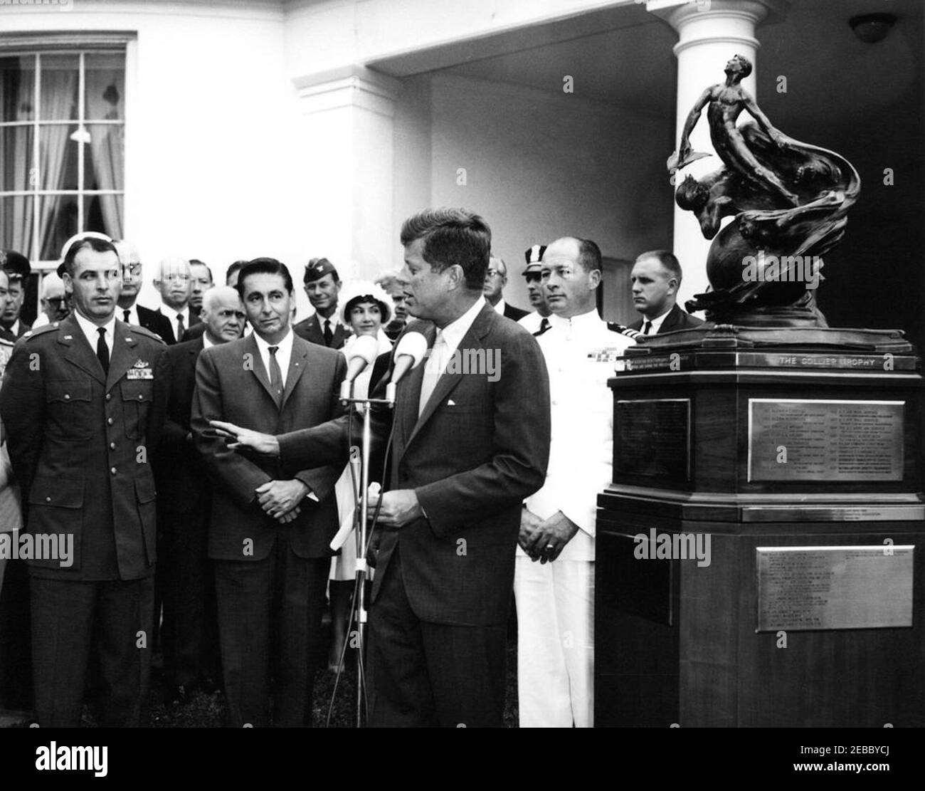 Présentation du Trophée collier 1961, 11:30. Le président John F. Kennedy présente le trophée Robert J. collier 1961 à quatre pilotes X-15, au nom de la National Aeronautic Association (NAA). Derrière le président Kennedy se trouvent les récipiendaires (L-R): Le major Robert M. White (États-Unis Air Force), A. Scott Crossfield (North American Aviation) et le commandant Forrest S. Petersen (États-Unis Marine). Également sur la photo : le représentant George P. Miller (Californie); le secrétaire de la Marine, Fred Korth; le général Omar Bradley; le secrétaire de la Force aérienne, Eugene M. Zuckert; le président du conseil d'administration de l'Aeronau nationale Banque D'Images