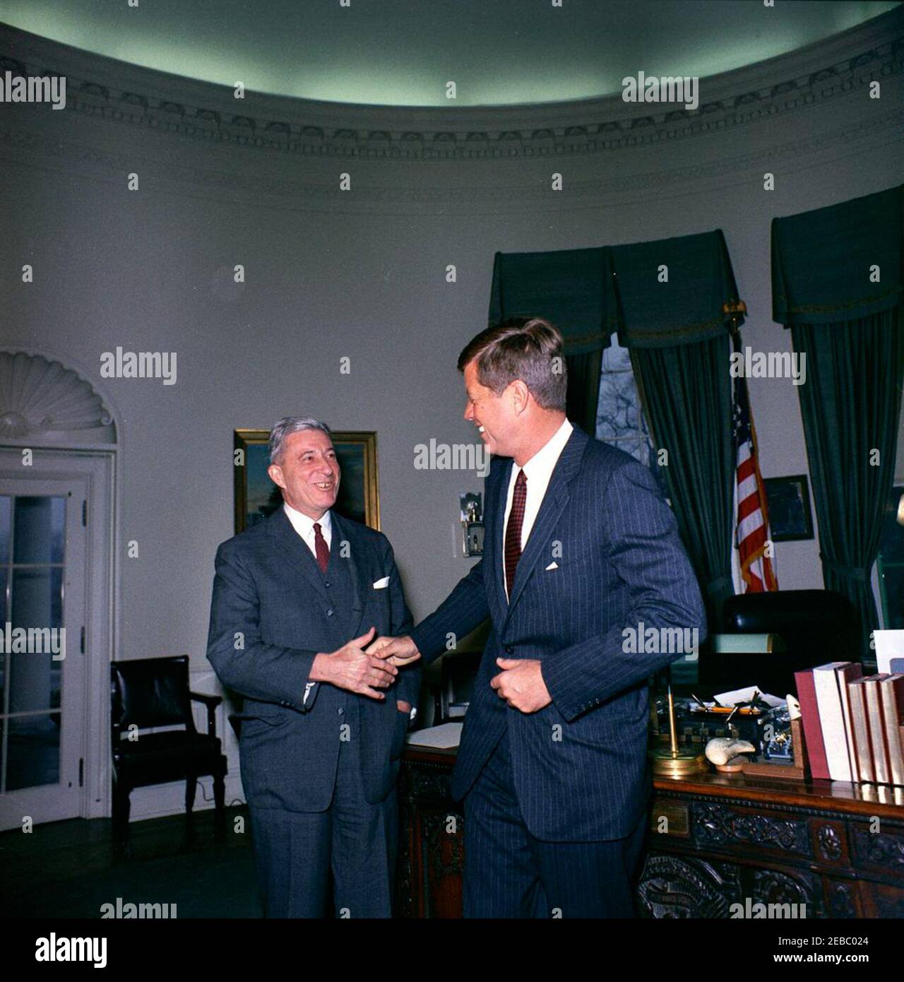 Rencontre avec l'ambassadeur des États-Unis en Grèce, Henry R. Labouisse, 12 h 15. Le président John F. Kennedy tremble la main avec l'ambassadeur des États-Unis en Grèce, Henry R. Labouisse. Oval Office, Maison Blanche, Washington, D.C. Banque D'Images