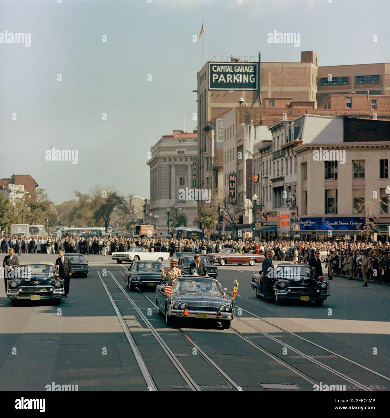 Cérémonie d'arrivée pour Haile Selassie I, empereur d'Éthiopie, 12:00. Le président John F. Kennedy et l'empereur d'Éthiopie, Haile Selassie I, se rendent dans la limousine présidentielle (Lincoln-Mercury Continental convertible) lors d'un cortège de la gare Union à la Blair House en l'honneur de l'arrivée de l'empereur Selassieu2019s ; la foule s'assine sur l'avenue New York. Également en photo : aide de la Force aérienne au président, le général de brigade Godfrey T. McHugh; agents du Service secret de la Maison Blanche, Ron Pontius, Jack Ready, Gerald A. u201cJerryu201d Behn, Bill Greer, Bert de Freese et Bill Payne. Washington, D.C. Banque D'Images