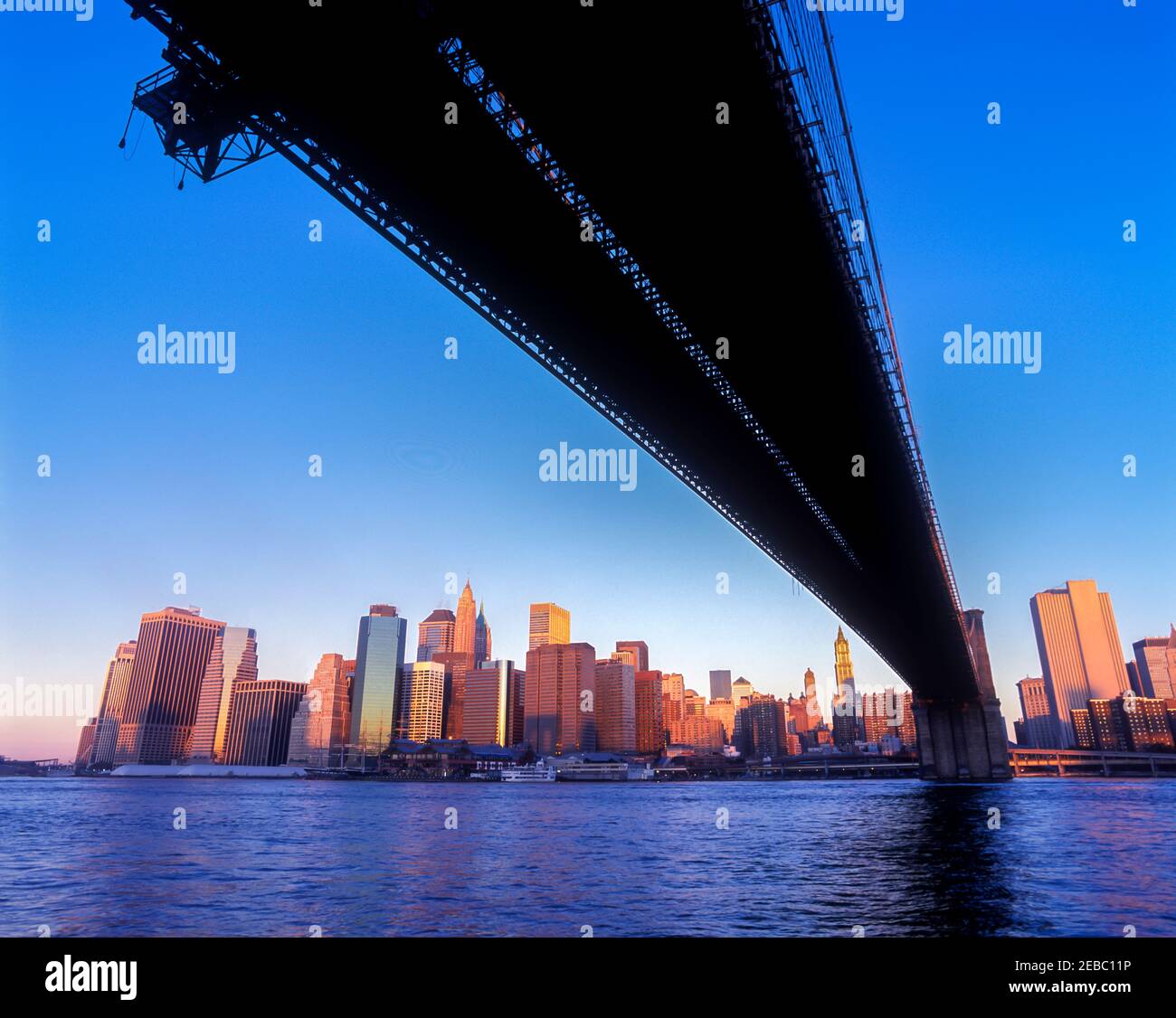 2001 PONT HISTORIQUE DE BROOKLYN (©J & W ROEBLING 1876) HORIZON DU CENTRE-VILLE EAST RIVER MANHATTAN NEW YORK CITY USA Banque D'Images