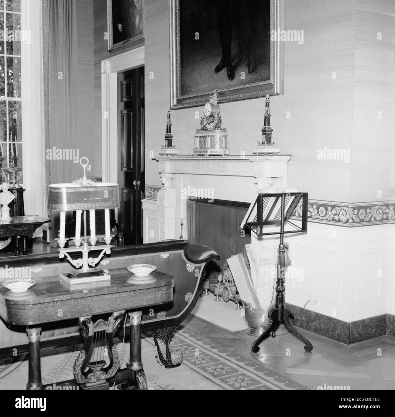 Chambres White House : chambres rouges, bleues. Vue sur un manteau et une cheminée dans la salle rouge de la Maison Blanche, Washington, D.C. Banque D'Images