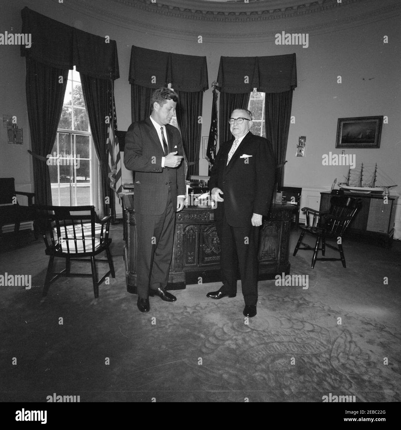 Réunion avec le représentant Charles A. Buckley (New York), 12 h 32. Le Président John F. Kennedy rencontre le Représentant Charles A. Buckley (New York). Oval Office, Maison Blanche, Washington, D.C. Banque D'Images