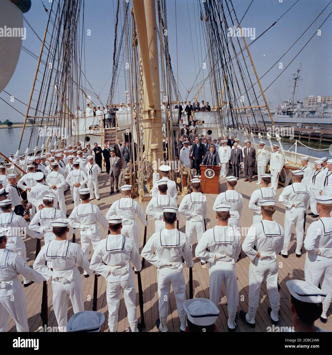 Le président Kennedy inspecte la barque Eagle de la Garde côtière des États-Unis (USCG), 10:43. Le président John F. Kennedy fait des remarques à bord de la barque d'entraînement de la Garde côtière des États-Unis (USCG), u201cEagle,u201d après une inspection. Également en photo : le vice-président Lyndon B. Johnson; le secrétaire au Trésor, C. Douglas Dillon; le commandant de l'USCG, l'amiral Edwin J. Roland; le représentant Leslie C. Arends (Illinois); le représentant James A. Byrne (Pennsylvanie); le sénateur Robert C. Byrd (Virginie occidentale); le sénateur Dennis Chu00e1vez (Nouveau-Mexique); le sénateur Gale W. McGee (Wyoming); Sénateur A. Willis Banque D'Images