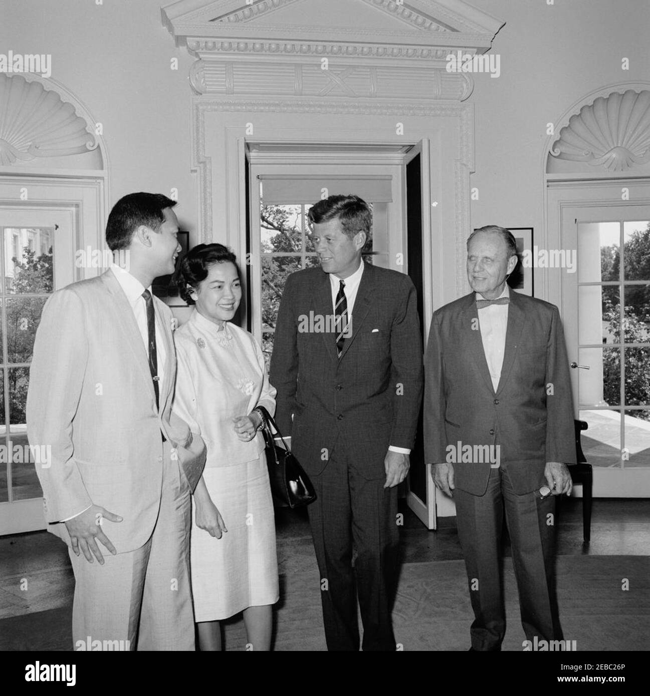 Visite de la famille de Ramon Magsaysay, président des Philippines, 11 h 55. Le Président John F. Kennedy visite Luz Banzon-Magsaysay (veuve de l'ancien Président des Philippines, Ramu00f3n Magsaysay) et Ramu00f3n B. u201cJunu201d Magsaysay, Jr. (À l'extrême gauche). Le général de brigade de l'Armée des États-Unis, Ralph B. Lovett, à la retraite, se trouve à droite. Oval Office, Maison Blanche, Washington, D.C. Banque D'Images