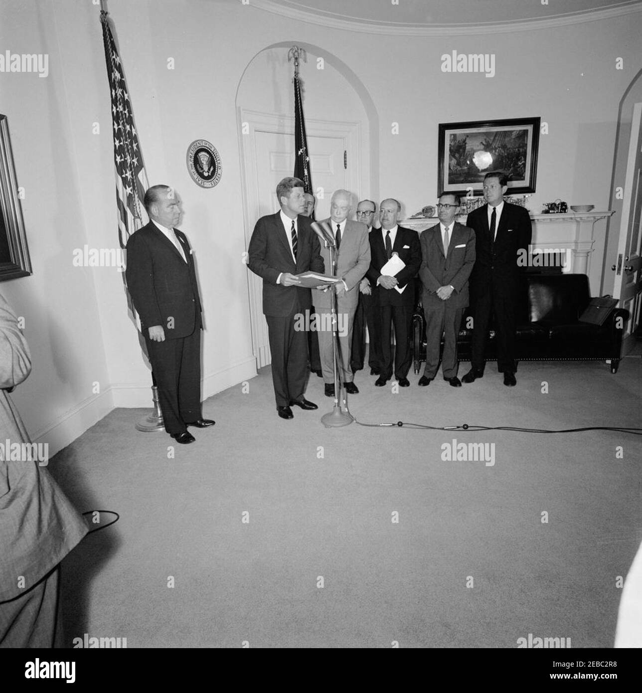 Visite des membres de l'American Heritage Foundation, 12:00. Le président John F. Kennedy fait des remarques au cours d'une visite avec des membres du Comité exécutif de l'American Heritage Foundation; le comité a présenté un rapport d'étape au président Kennedy sur la fondationu0027s u0022Register, voter sur une base informée et contribuer au Parti de votre programme Choiceu0022. De gauche à droite: Directeur exécutif, Brendan Byrne; président Kennedy (à micros); Kenneth W. Bilby (représentant le président du conseil, général David Sarnoff); fondateur-président, Thomas Du0027Arcy Brophy; trus Banque D'Images