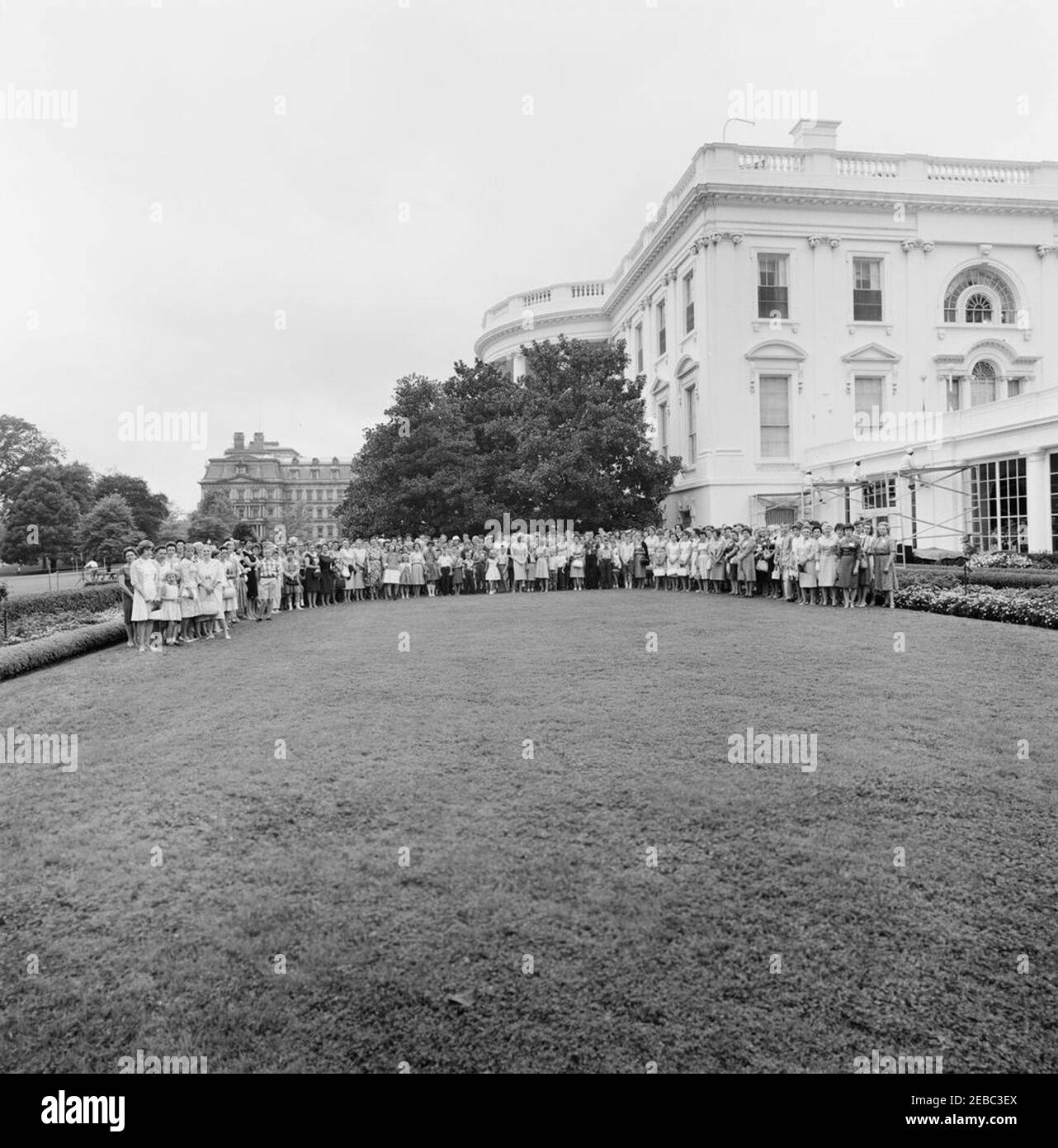 Groupe de visite dans East Wing Garden. Un groupe non identifié se trouve sur la pelouse de l'aile est lors d'une visite de la Maison Blanche, Washington, D.C. Banque D'Images Groupe de visite dans East Wing Garden. Un groupe non identifié se trouve sur la pelouse de l'aile est lors d'une visite de la Maison Blanche, Washington, D.C. Banque D'Images