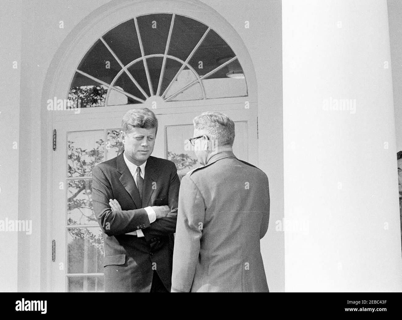 Le président Kennedy avec le général Curtis LeMay. Le Président John F.  Kennedy confère au Chef d'état-major de l'Armée de l'Air des États-Unis, le  général Curtis E. LeMay (retour à huis clos).