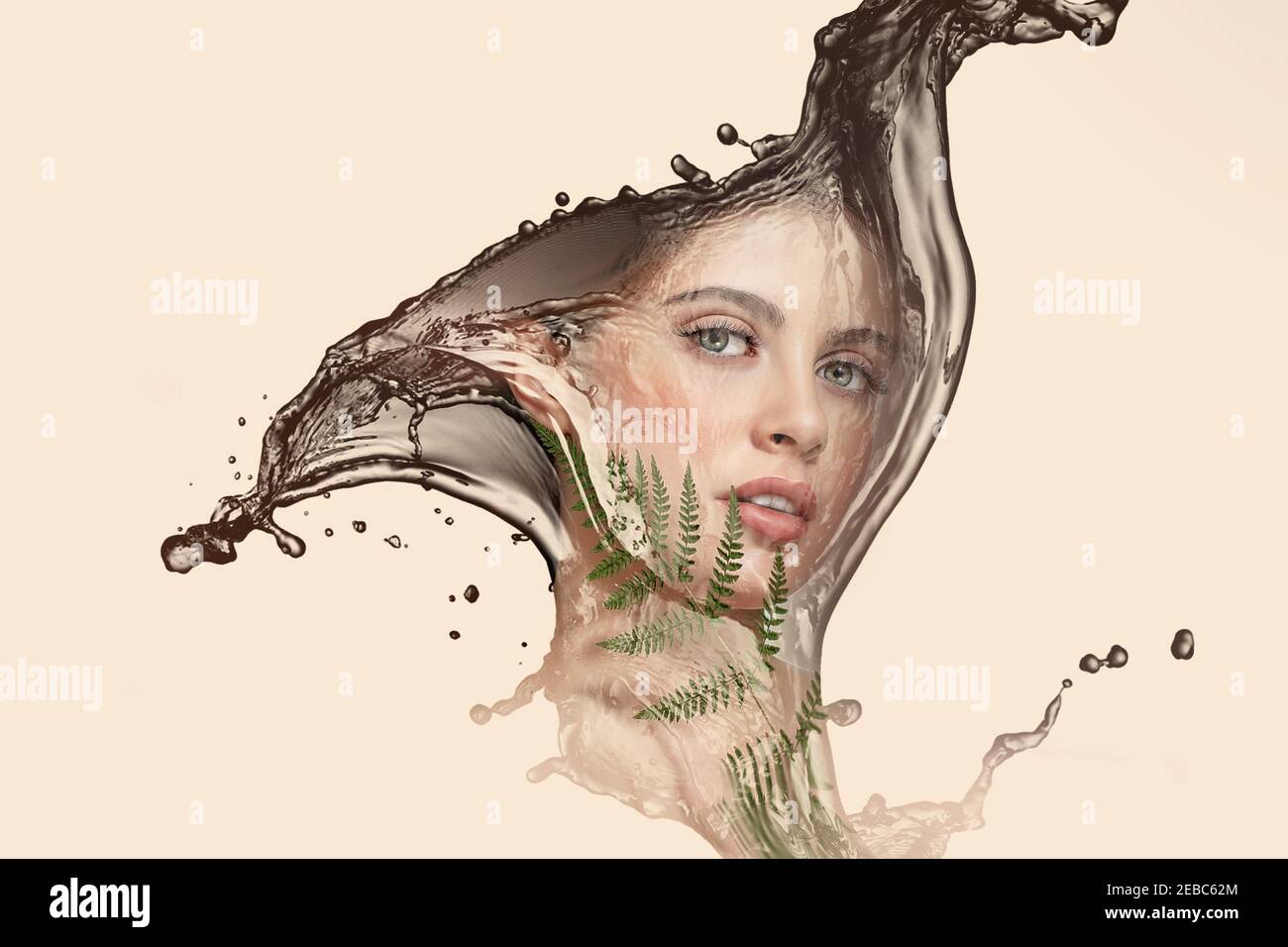 Reflet d'une belle fille brunette dans une éclaboussure d'eau sur un fond beige. Banque D'Images