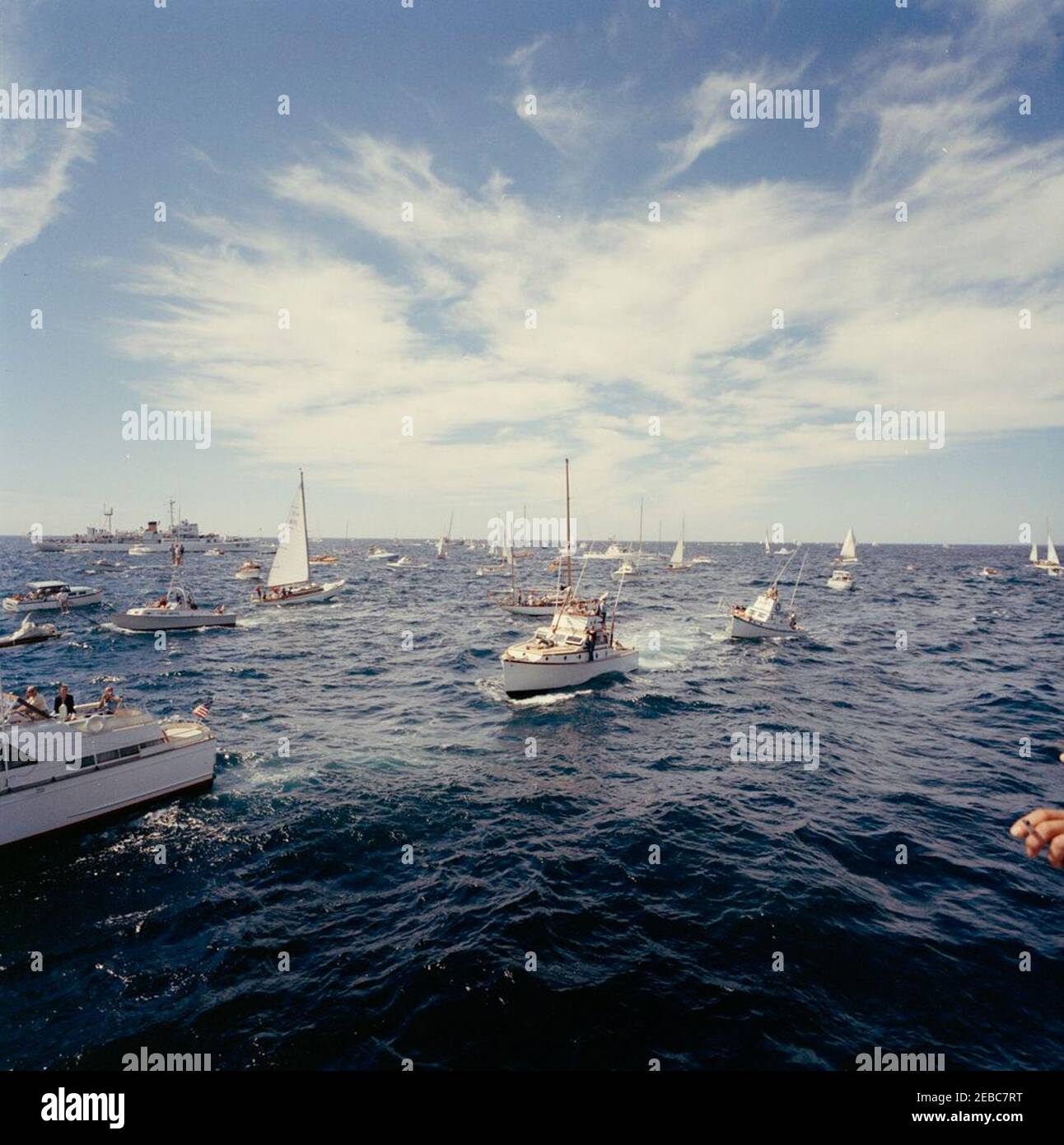 Le Président Kennedy Watches la 1ère course de la coupe Americau0027s. Les bateaux spectateurs se rassemblent pour assister à la première course de la coupe Americau2019s 1962, au large de la côte de Newport, Rhode Island. Banque D'Images