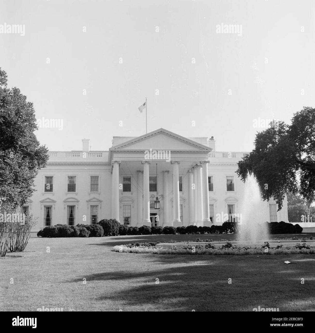 White House, North Front. Vue sur la façade nord de la Maison Blanche, y compris le Portico nord et la fontaine de la pelouse nord. White House, Washington, D.C. Banque D'Images White House, North Front. Vue sur la façade nord de la Maison Blanche, y compris le Portico nord et la fontaine de la pelouse nord. White House, Washington, D.C. Banque D'Images
