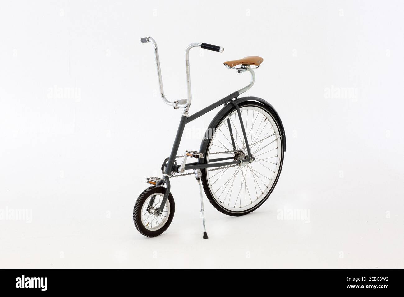 Vélo Velocino avec petite roue avant, grande roue arrière sur fond blanc  Photo Stock - Alamy