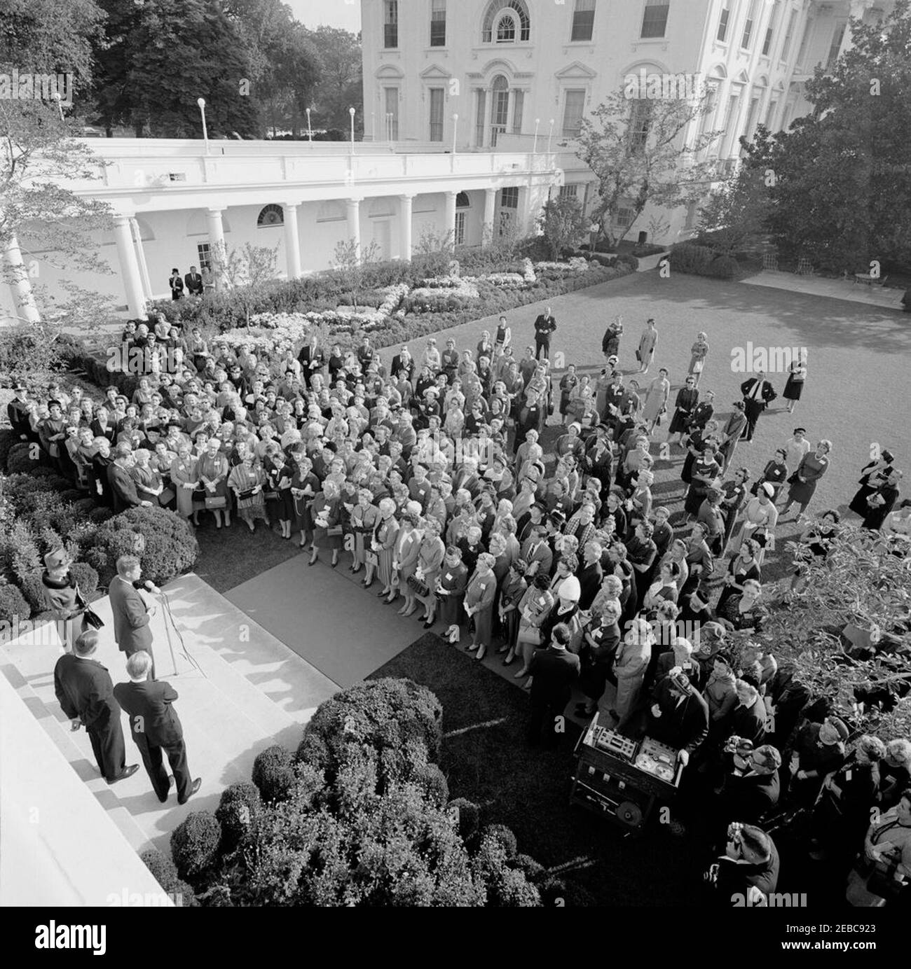 Visite des membres de la New York Savings Banks Association, 9:20. Le président John F. Kennedy (vu d'en haut, à gauche derrière les microphones) fait des remarques lors d'une visite avec des membres de l'Association des caisses d'épargne de l'État de New York et leurs épouses, à la suite de la visite du groupu0027s à la Maison Blanche. Le président de l'Association, Alfred S. Mills (deuxième de gauche), se tient derrière le président Kennedy; d'autres sont non identifiés. Un agent non identifié de l'Agence de communication de la Maison Blanche (WHCA) travaille avec des équipements d'enregistrement audio au premier plan à droite; photographe de la Maison Blanche pour l'Associat Banque D'Images Visite des membres de la New York Savings Banks Association, 9:20. Le président John F. Kennedy (vu d'en haut, à gauche derrière les microphones) fait des remarques lors d'une visite avec des membres de l'Association des caisses d'épargne de l'État de New York et leurs épouses, à la suite de la visite du groupu0027s à la Maison Blanche. Le président de l'Association, Alfred S. Mills (deuxième de gauche), se tient derrière le président Kennedy; d'autres sont non identifiés. Un agent non identifié de l'Agence de communication de la Maison Blanche (WHCA) travaille avec des équipements d'enregistrement audio au premier plan à droite; photographe de la Maison Blanche pour l'Associat Banque D'Images